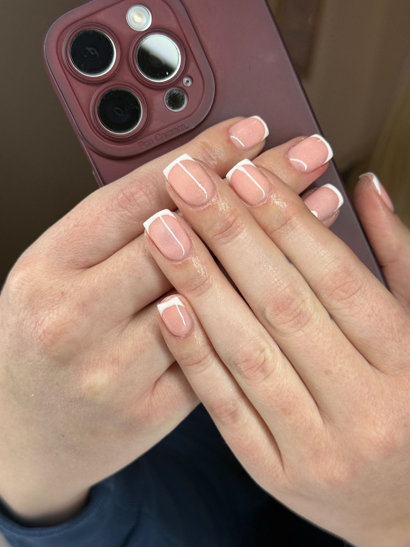 Zachtroze French manicure met korte, vierkante nagels