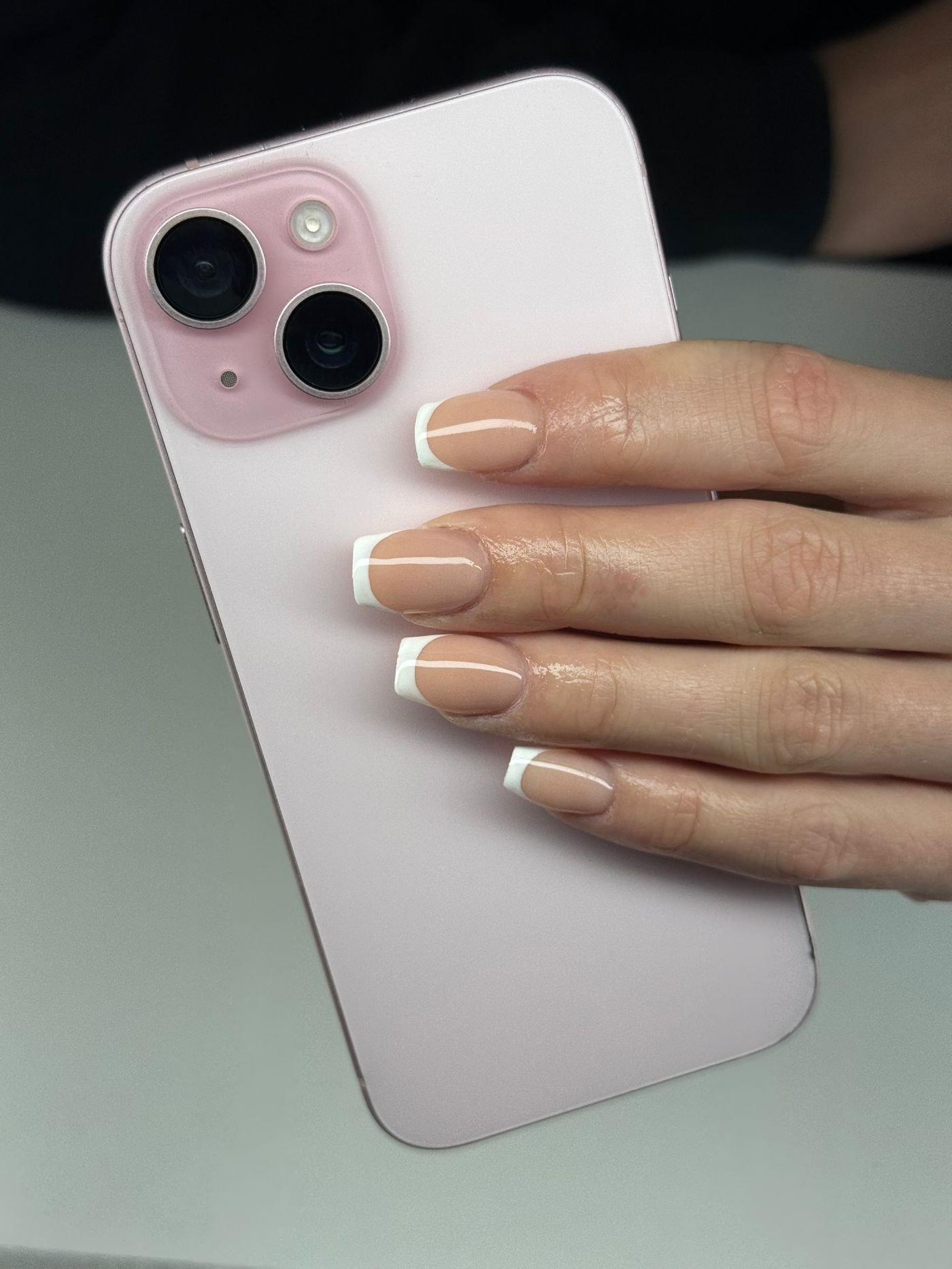 Naturelle amandelnagels met een strakke witte French tip