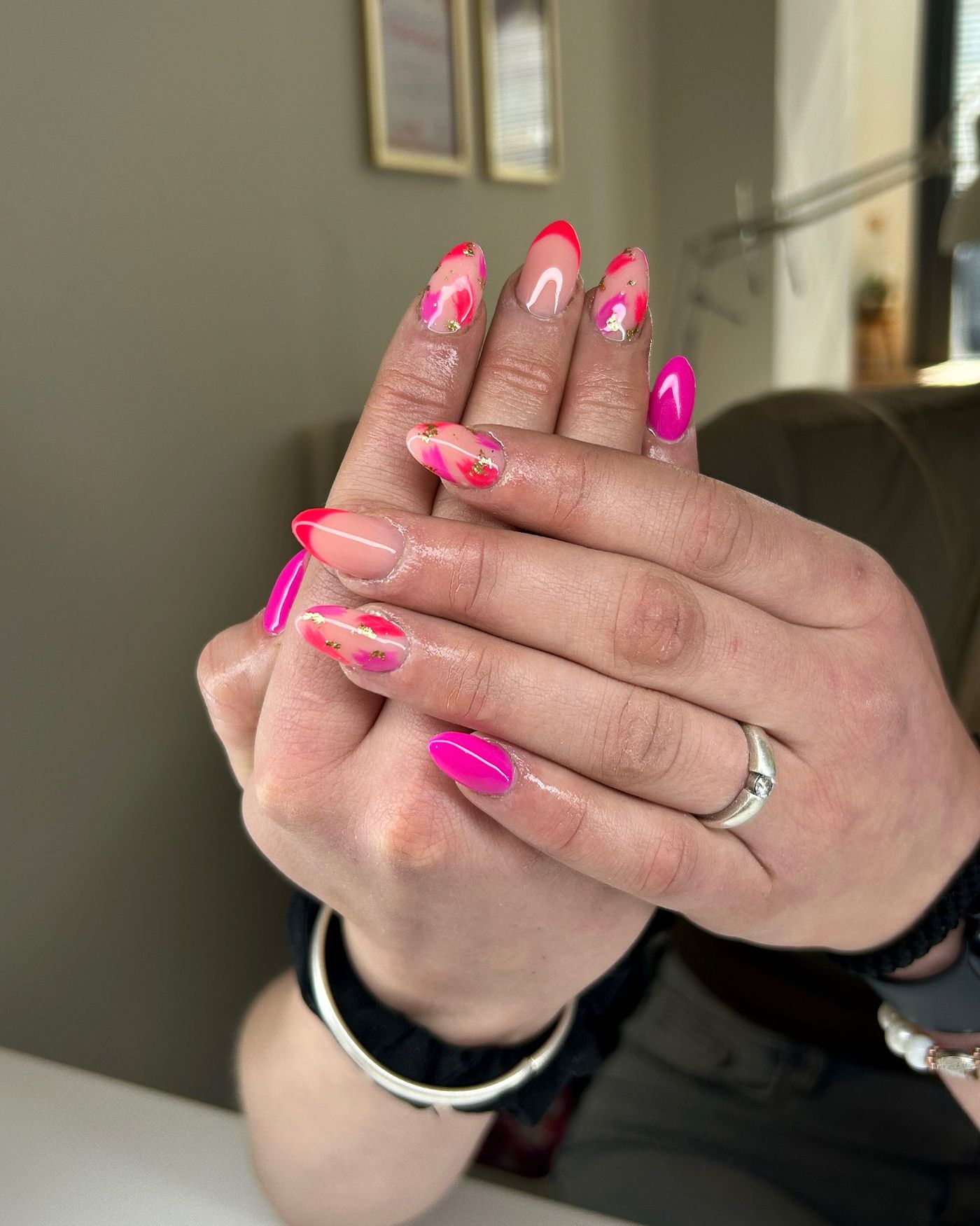 Naturelle nagels met felroze nail art op beide handen