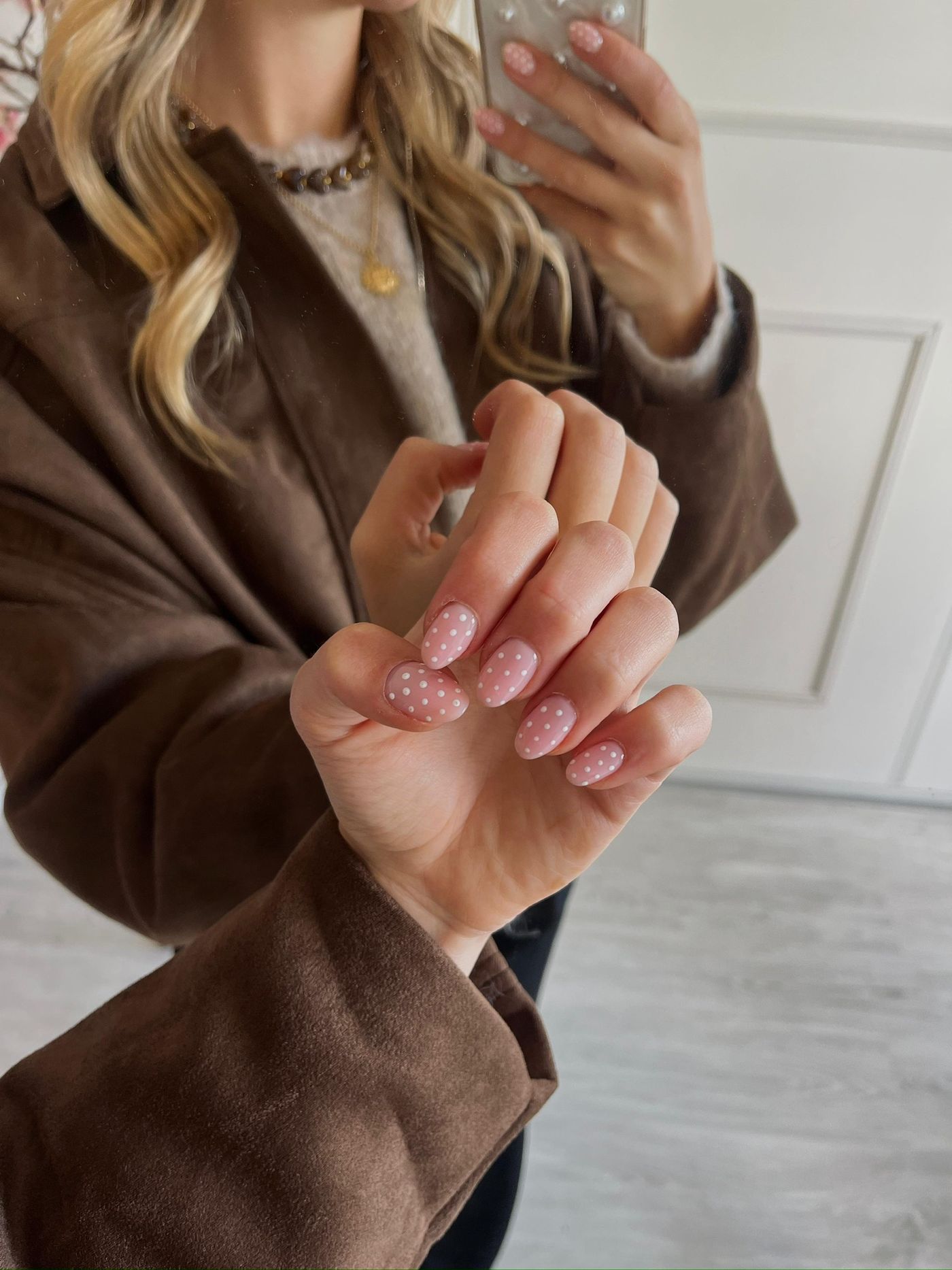 Roze nagels met witte stipjes