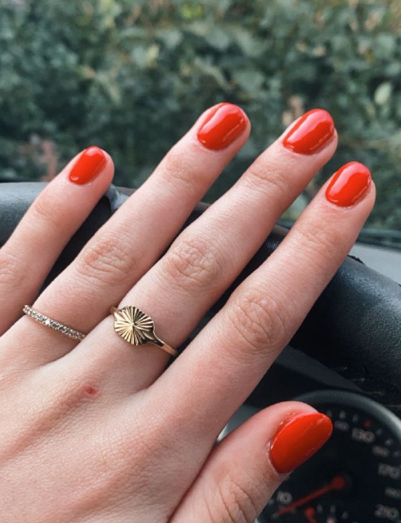 Glanzende tomaatrode korte nagels