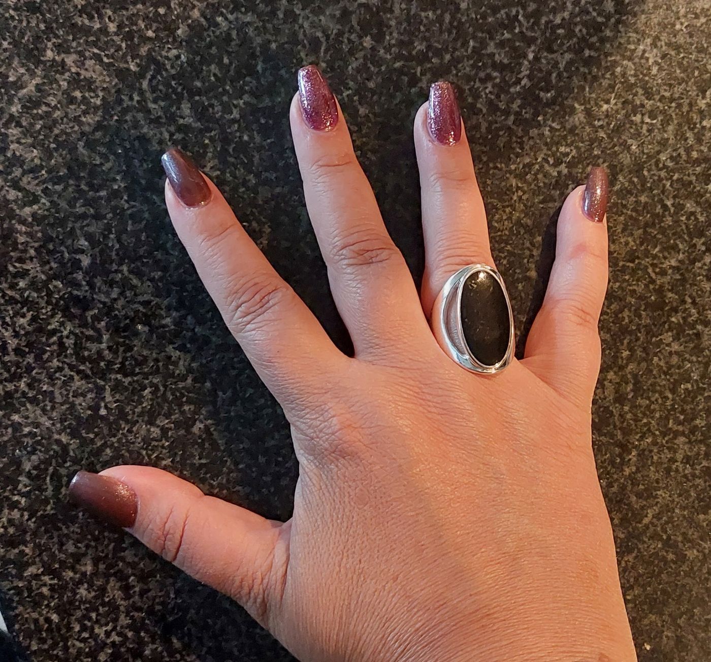 Chocoladebruine amandelnagels met één glitternagel