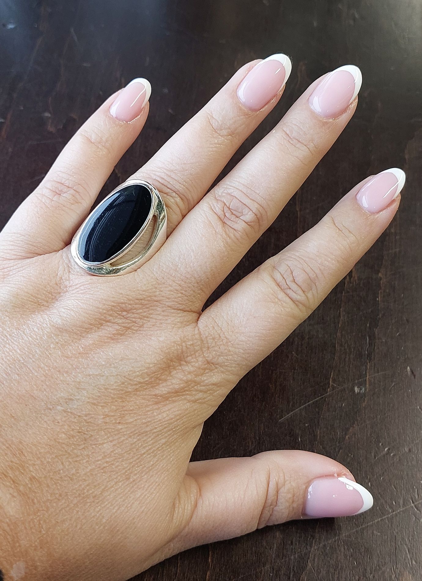 Melkroze amandelnagels met dunne witte French tips